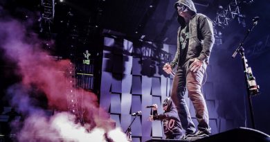 Hollywood Undead - S.C.A.V.A.