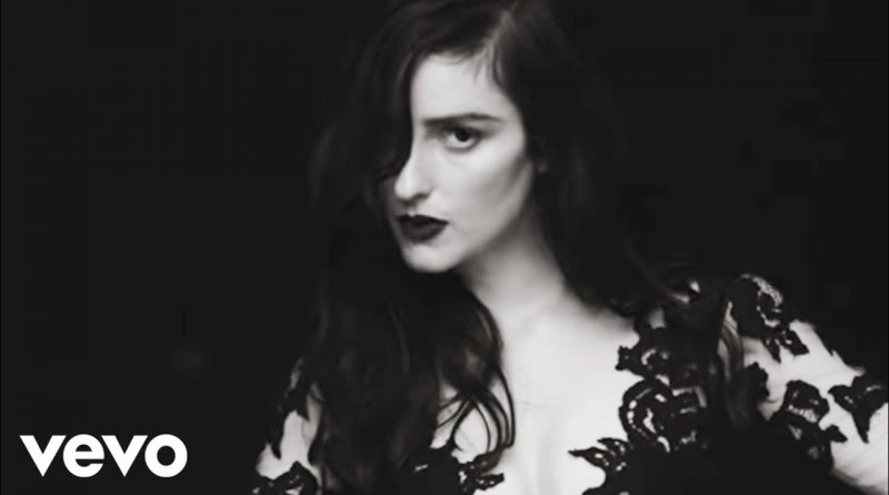BANKS - Beggin For Thread