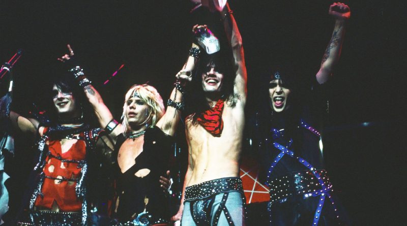 Mötley Crüe - Droppin Like Flies