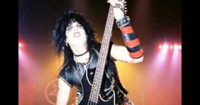 Mötley Crüe - Public Enemy #1