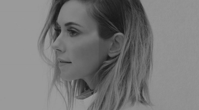 Ruelle - Closing In