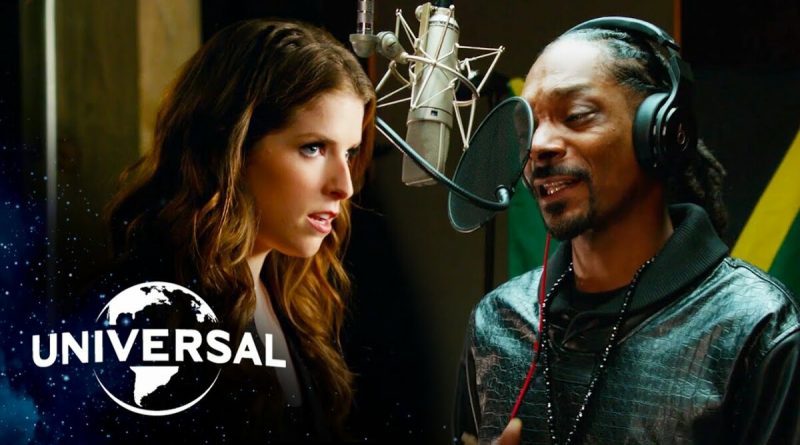 Snoop Dogg, Anna Kendrick - Winter Wonderland / Here Comes Santa Claus