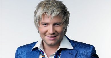 01. Знай, Не верил я до встречи с тобой, Что в мире существует любовь С первого взгляда. Я Считал, что это только в кино, А тут она случилась со мной, Это же надо... И теперь молю об одном, Чтобы ты всегда была рядом... Пр.: Обниму тебя сильно, Обниму тебя страстно... Нет на свете тебя красивей, Нету в мире тебя прекрасней... Обниму тебя крепко, Обниму тебя жарко... Для меня нет на свете этом Драгоценней тебя подарка... 02. Ты Меня от непогоды спасла И в жизнь мою с собой принесла Добрые вести, Ты Украсила надеждой мой дом, И зазвучали сразу же в нём Светлые песни. И теперь молю об одном, Чтобы мы всегда были вместе... Пр. → http://teksti-pesenok.ru/13/Nikolay-Baskov/tekst-pesni-Podarok