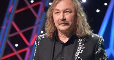 Зыбкую линию жизни прочертил В небесах самолёт. Всё, что когда-то ты без ума любил Никогда не придёт. Не вернутся они, наши лучшие дни, Когда мы с тобой были одни. Линия жизни замкнётся, как петля И опять всё с нуля. Карточный домик и замок на песке, У меня всё ОК Но весенней порой смоет вешней водой Всё, что было построено мной Кто это поймёт, как всё происходит? Кто с тобой живёт, кто тебя находит? Это пустяки, маленькая малость Были мы близки или показалось Линия жизни тонка, как волосок И хрупка, как хрусталь Источник teksty-pesenok.ru Мне бы к тебе прилететь хоть на часок Да нельзя, очень жаль На прощание каприз, чтоб ещё раз на бис Наши линии переплелись Кто это поймёт, как всё происходит? Кто с тобой живёт, кто тебя находит? Это пустяки, маленькая малость Были мы близки или показалось, Были мы близки или показалось