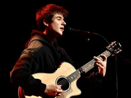 Alec Benjamin - Gotta Be A Reason