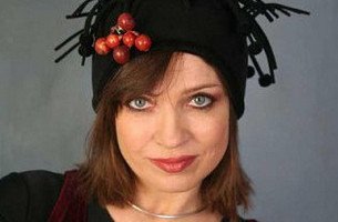 Листья с дерева упали, Мне твои глаза сказали - Это осень, это осень. А твои глаза, скучая, Тихо-тихо отвечали - Это осень, это осень. Напечатают газеты, Что от нас уходит лето, Это осень. Я все листья подберу, Все газеты раскуплю, Все часы на свете Я переведу назад. Побегут все реки вспять, Птицы прилетят опять, И опять твои глаза Зажгут мои глаза. Ветры с севера подули, А любовь сидит и курит, Это осень, это осень. На меня смотрел весь вечер И меня ты не заметил, Это осень, это осень. Вижу я, по всем приметам Не вернётся больше лето, Это осень. Я все листья подберу, Все газеты раскуплю, Все часы на свете Я переведу назад. Побегут все реки вспять, Птицы прилетят опять, И опять твои глаза Зажгут мои глаза. Листья с дерева упали, Мне твои глаза сказали, Это осень, это осень. А твои глаза, скучая, Тихо-тихо отвечали, Это осень, это осень. Напечатают газеты, Что от нас уходит лето, Это осень. Я все листья подберу, Все газеты раскуплю, Все часы на свете Я переведу назад. Побегут все реки вспять, Птицы прилетят опять, И опять твои глаза Зажгут мои глаза.