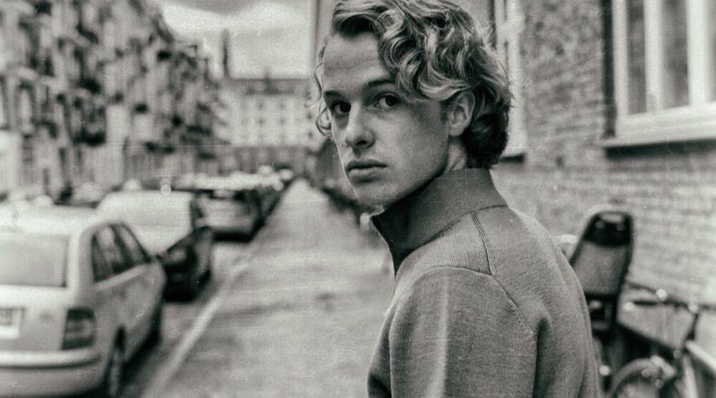 Isak Danielson - Playing Love