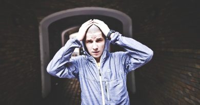 Припев: Любовь по сети, любовь через экран, песня в мр3 и на сердце шрам, Она там умирает в одиночестве, хотела детей с его отчеством. Любовь по сети, любовь через экран, песня в мр3 и на сердце шрам, Она там умирает в одиночестве, хотела детей с его отчеством. Источник https://www.gl5.ru Эти красивые глаза, цвета-лета, она такая одна и временами несмелая, Сидит вконтакте, читает комментарии, к своему альбому, много сердечек ставит, Меняет авы чтобы привлечь внимание, постоянно пишут ей в любви признания, Но не от того к кому ее влечет, включает песни о любви и в тишине поет. Его страницу в сотней раз обновляет, хочет написать, но снова руки отпускает, Он в онлайне, у нее улыбка на лице, внутри забилось что-то, похоже сердце. Жмет на выход, ложится спать, сны о нем, только там она с ним остается вдвоем, Как обычно стало ей привычно, вводит mail, пароль, его в сети ищет, его нет. А он гуляет, не заходит в интернет, она ждет до последнего, его все нет, Ей обидно, он ее не знает даже, ищет момент, когда все ему расскажет. Слишком хрупкая, боится сделать шаг, а вдруг откажет или поймет не так, Она с подругами, просит у них совета, пишет сообщения "привет" и жмет отмену. Слезы капают на клавиатуру, не уверена в себе, считает себя дурой, Ставит статусы с небольшим намеком, может зайдет, прочтет, поймет все. А надо ли ему все это, этот контакт, сайты, живет сегодня, на завтра не катает. У нее экзамены, но голова другим забито, с момента появления ей теперь не спится, Хочет научиться, стать чуточку храбрей и наслаждаться им уже все время. Так и не справилась, тянула месяцами, такая глупая, Но правда в ее глазах, он поставил сп со своей любимой. Для нее было дико и как-то неожиданно, отпустила руки будто проткнули сердце, А все из-за того, что не завела беседу, удалила страницу, Он не давал покоя, а она так хотела чтобы их было двое. Припев: Любовь по сети, любовь через экран, песня в мр3 и на сердце шрам, Она там умирает в одиночестве, хотела детей с его отчеством. Любовь по сети, любовь через экран, песня в мр3 и на сердце шрам, Она там умирает в одиночестве, хотела детей с его отчеством. Любовь по сети, любовь через экран, песня в мр3 и на сердце шрам, Она там умирает в одиночестве, хотела детей с его отчеством. Любовь по сети, любовь через экран, песня в мр3 и на сердце шрам, Она там умирает в одиночестве, хотела детей с его отчеством.