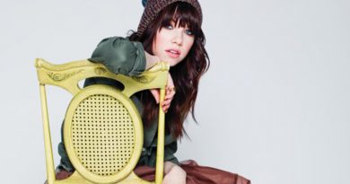 Carly Rae Jepsen - Talk To Me
