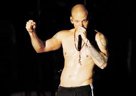 Calle 13 - Gato Que Avanza, Perro Que Ladra