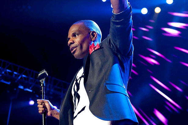 Kirk Franklin - Throw Yo Hands Up (feat. TobyMac)