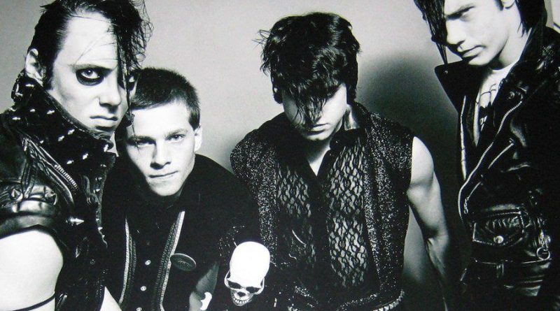 Misfits - Walk Among Us