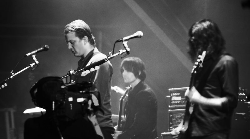 Queens of the Stone Age - Keep Your Eyes Peeled
