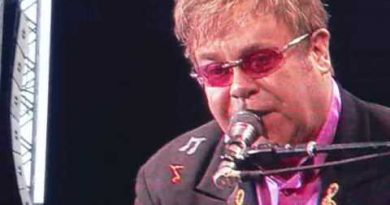 Elton John - Skyline Pigeon