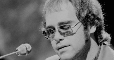 Elton John - Funeral For A Friend / Love Lies Bleeding