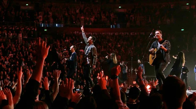 Hillsong Worship - What A Beautiful Name
