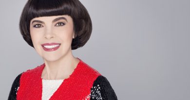 Mireille Mathieu - Les anges dans nos campagnes (Gloria in exelcis deo)