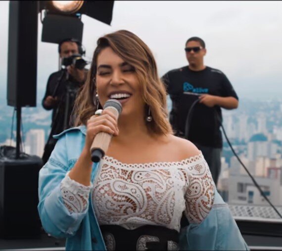 Naiara Azevedo - Rapariga Digital