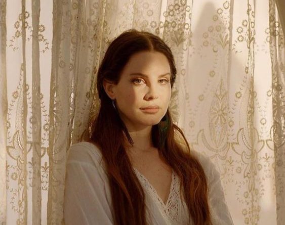 Lana Del Rey - Meet Me In The Pale Moonlight