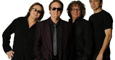 April Wine - Here's Lookin' At You Kid