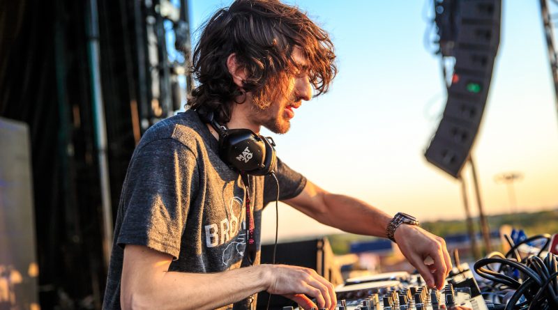 Mat Zo - Fly While You're Still Free