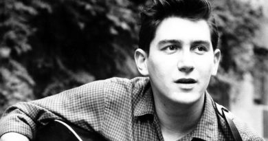 Phil Ochs - Ten Cents A Coup