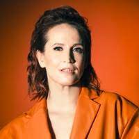 Maija Vilkkumaa - Se pistää ajoittain itkemään