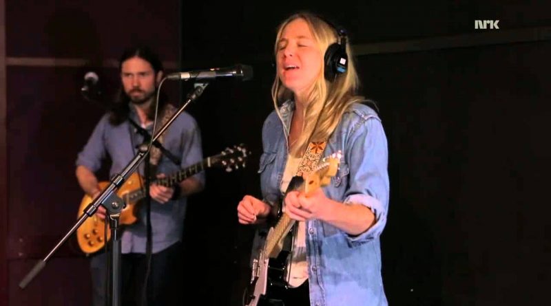 Lissie - Hold On, We're Going Home