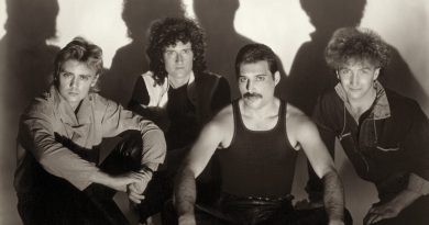 Queen - Keep Passing The Open Windows